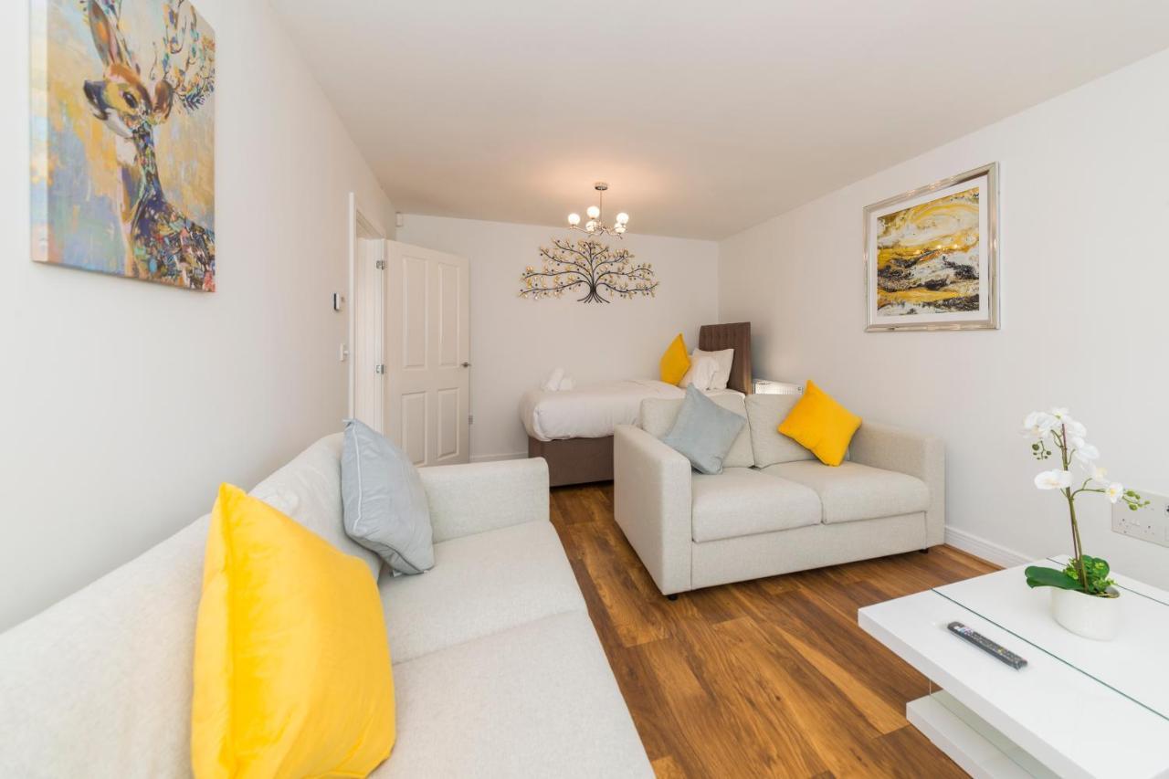 Greenfield's Oxlade - Modern 3 Bed House, Langley, Slough