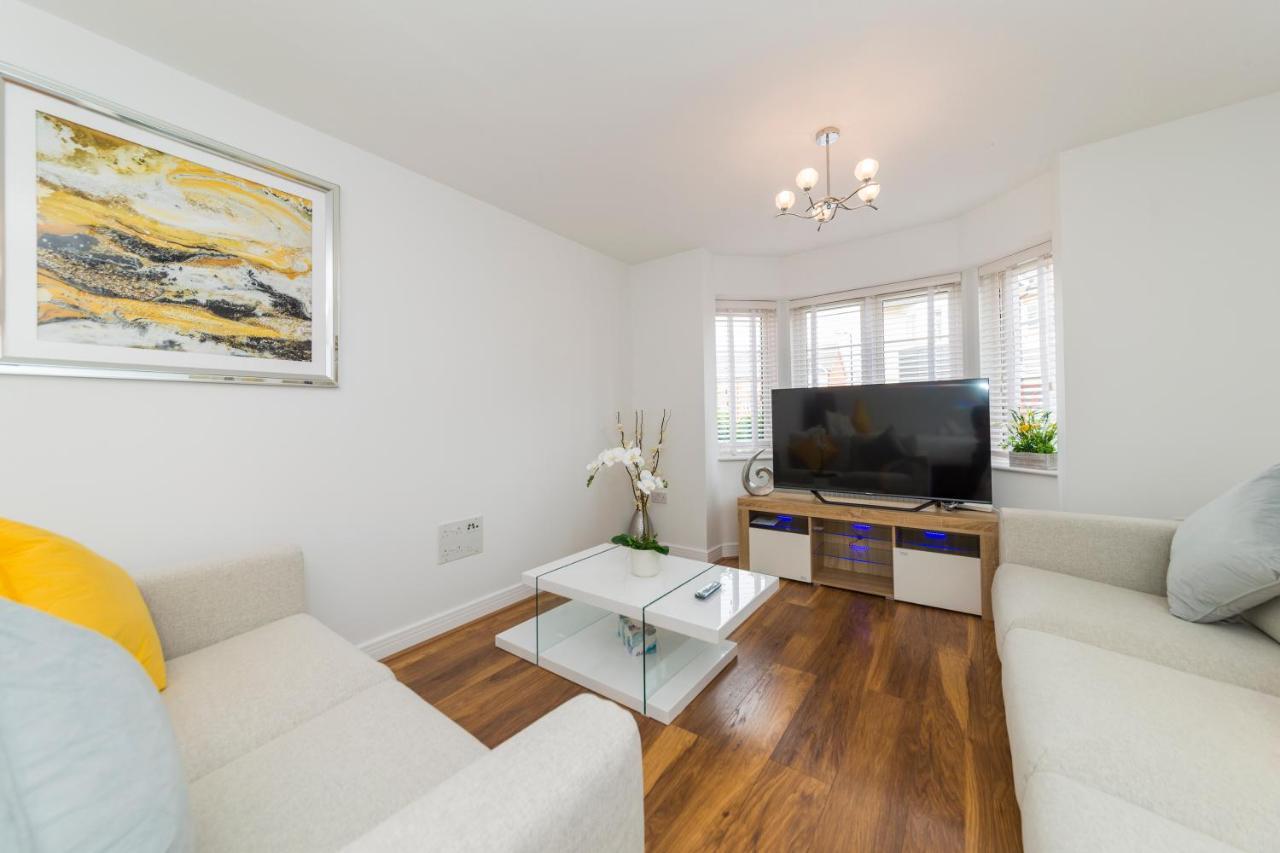 Holiday home Greenfield's Oxlade - Modern 3 Bed House, Langley,