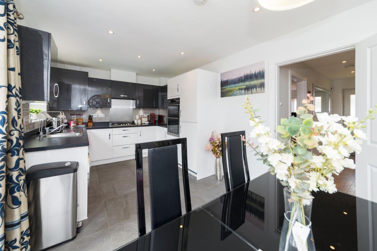 Greenfield's Oxlade - Modern 3 Bed House, Langley, Slough