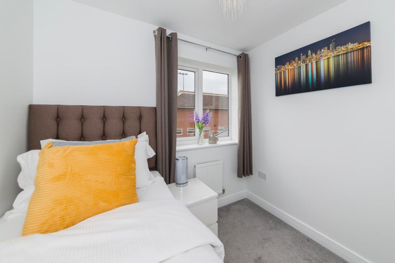 Greenfield's Oxlade - Modern 3 Bed House, Langley, * Slough
