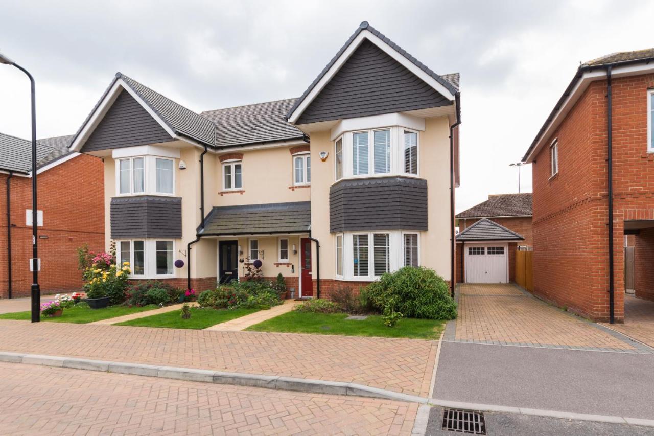 Greenfield's Oxlade - Modern 3 Bed House, Langley, Holiday home *