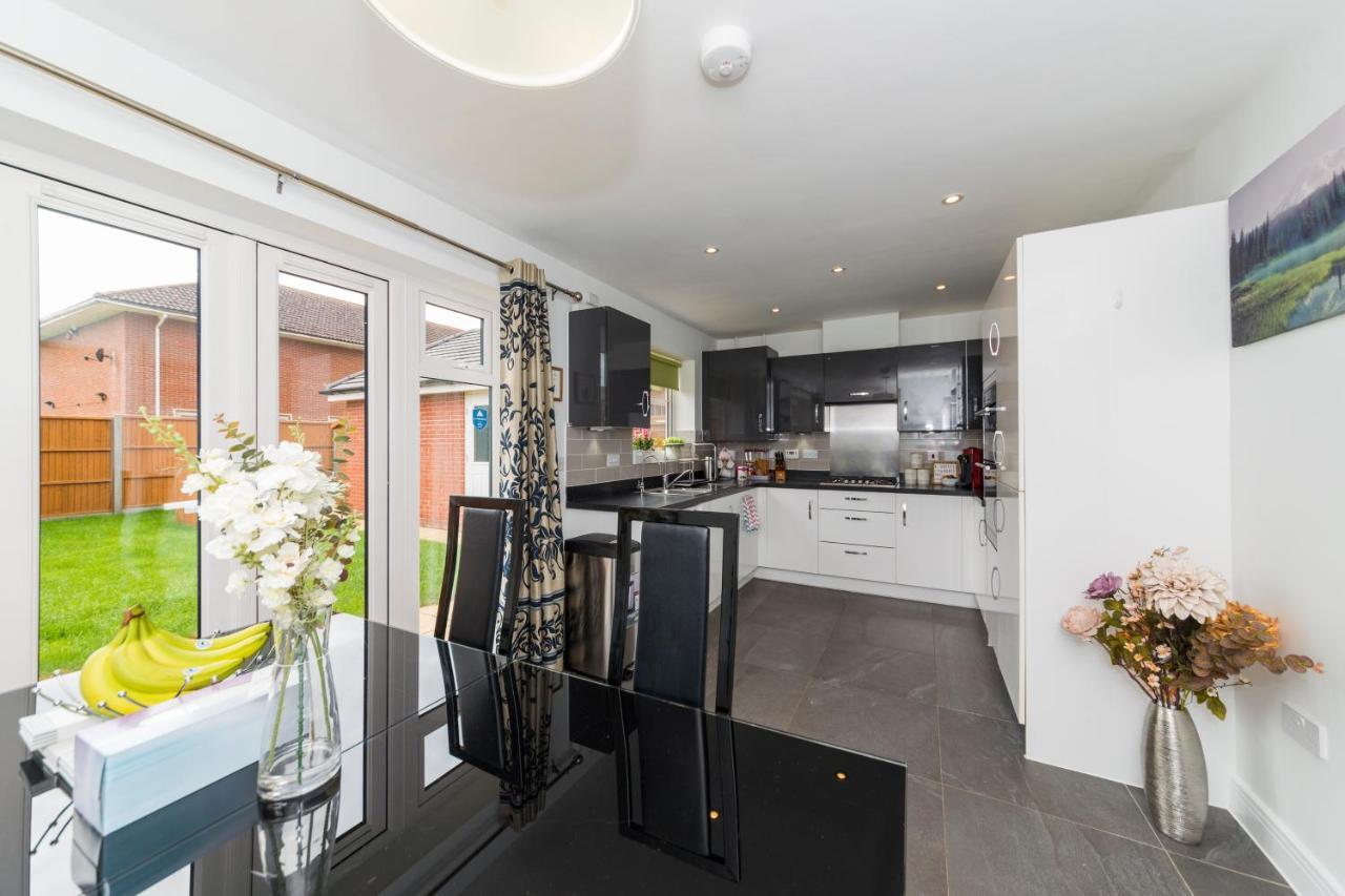 Greenfield's Oxlade - Modern 3 Bed House, Langley, * Slough