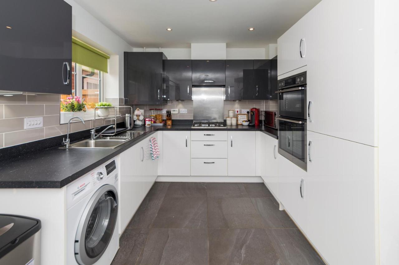 Greenfield's Oxlade - Modern 3 Bed House, Langley, Holiday home *