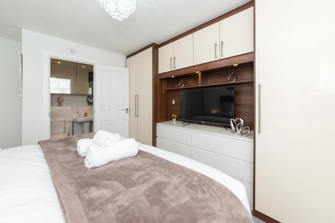 Greenfield's Oxlade - Modern 3 Bed House, Langley,
