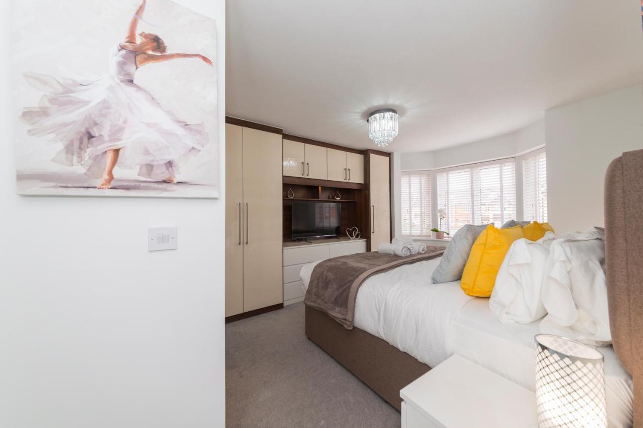 Greenfield's Oxlade - Modern 3 Bed House, Langley, Holiday home *