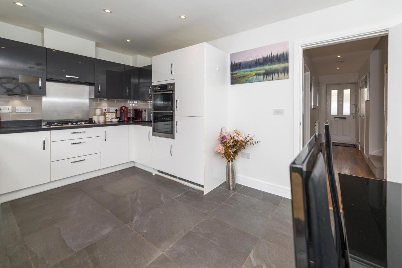 Greenfield's Oxlade - Modern 3 Bed House, Langley, Holiday home