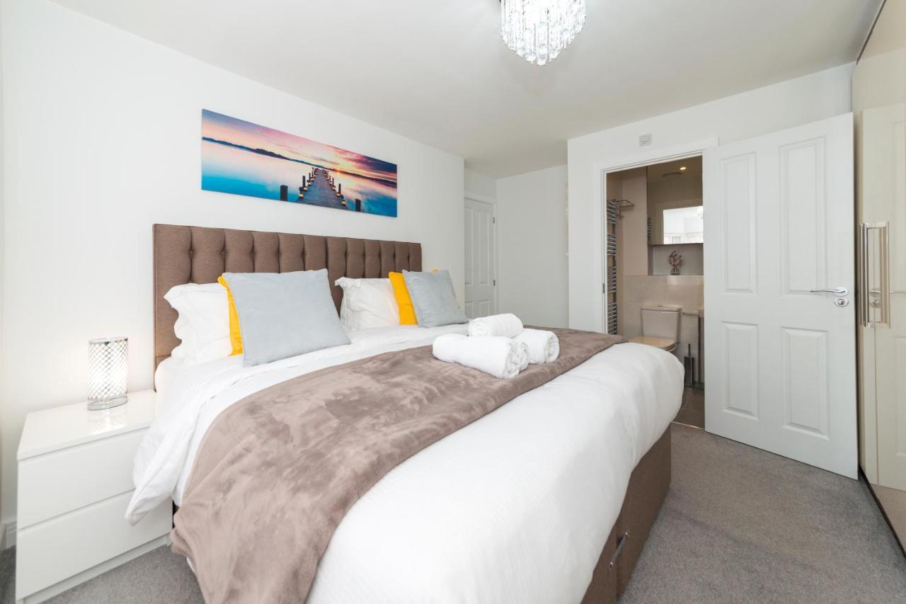Greenfield's Oxlade - Modern 3 Bed House, Langley, Slough