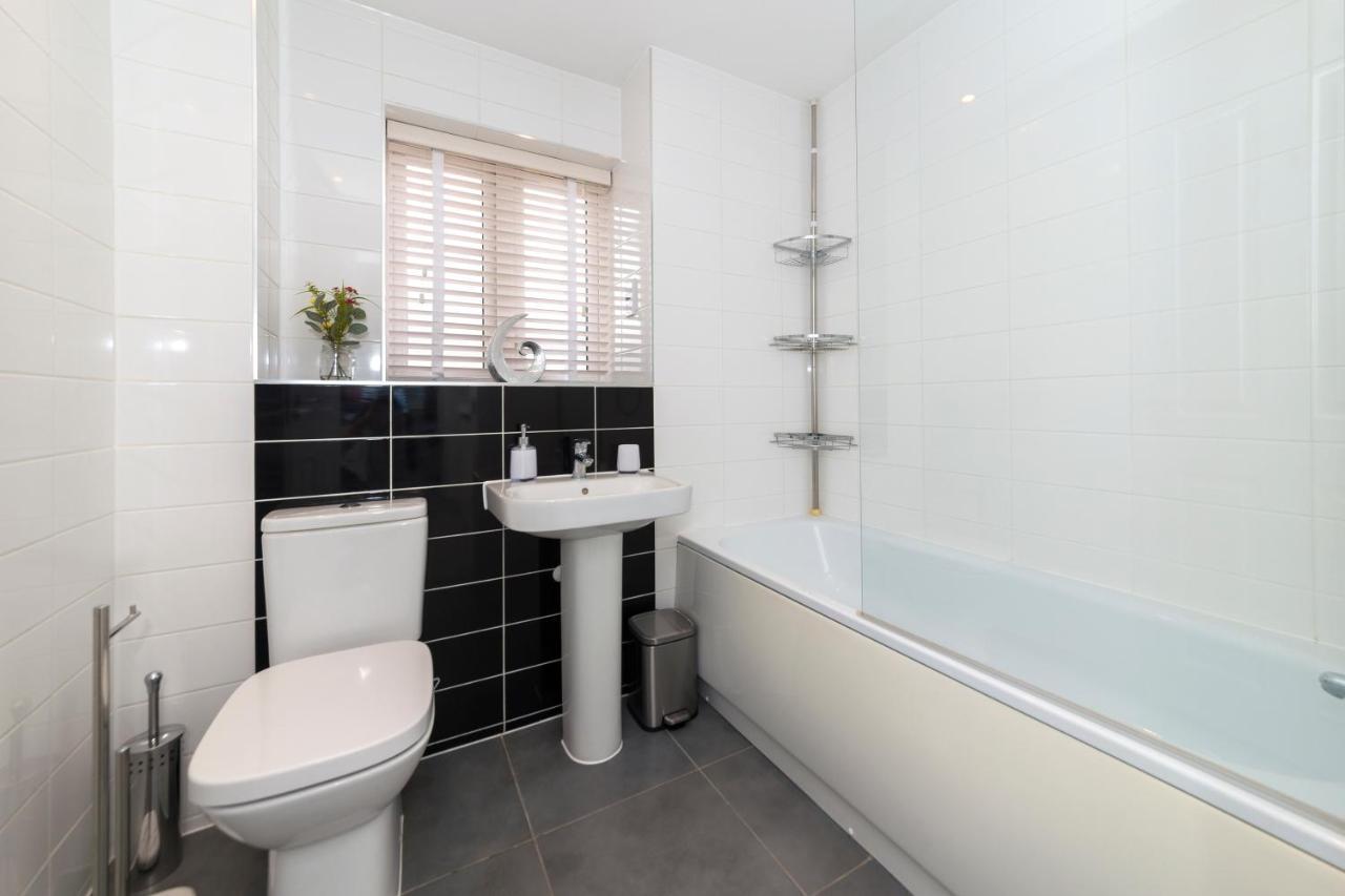 Greenfield's Oxlade - Modern 3 Bed House, Langley, Holiday home *