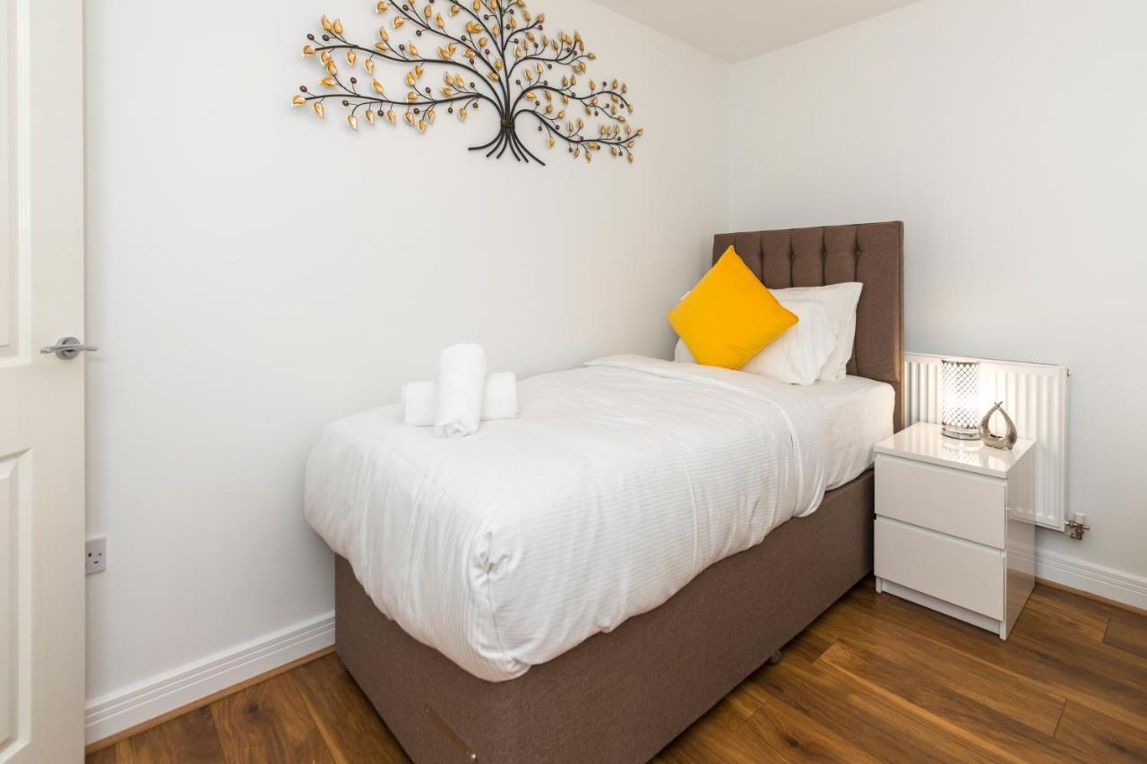 Greenfield's Oxlade - Modern 3 Bed House, Langley, Holiday home