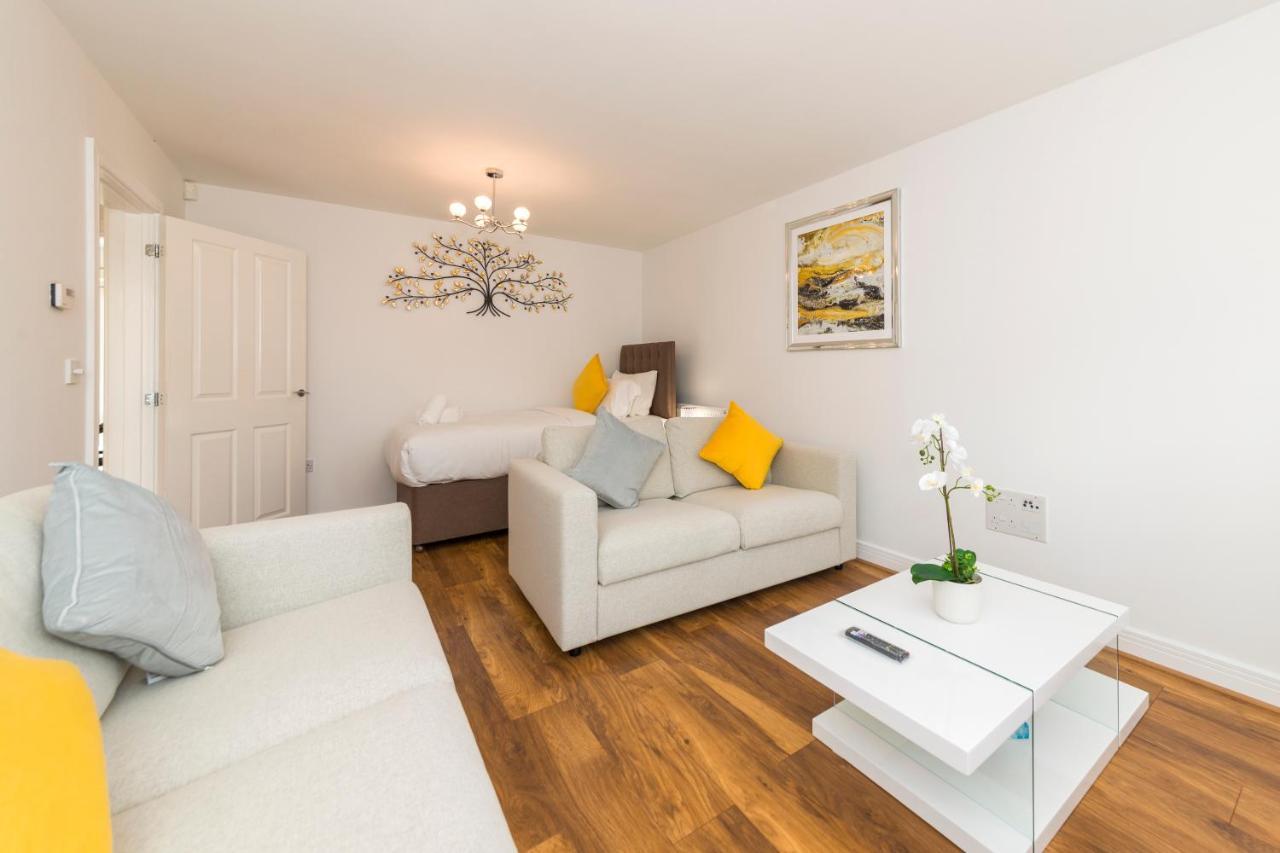 Greenfield's Oxlade - Modern 3 Bed House, Langley, *