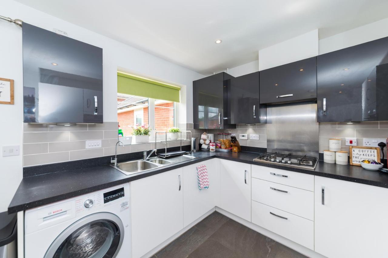 Greenfield's Oxlade - Modern 3 Bed House, Langley, *