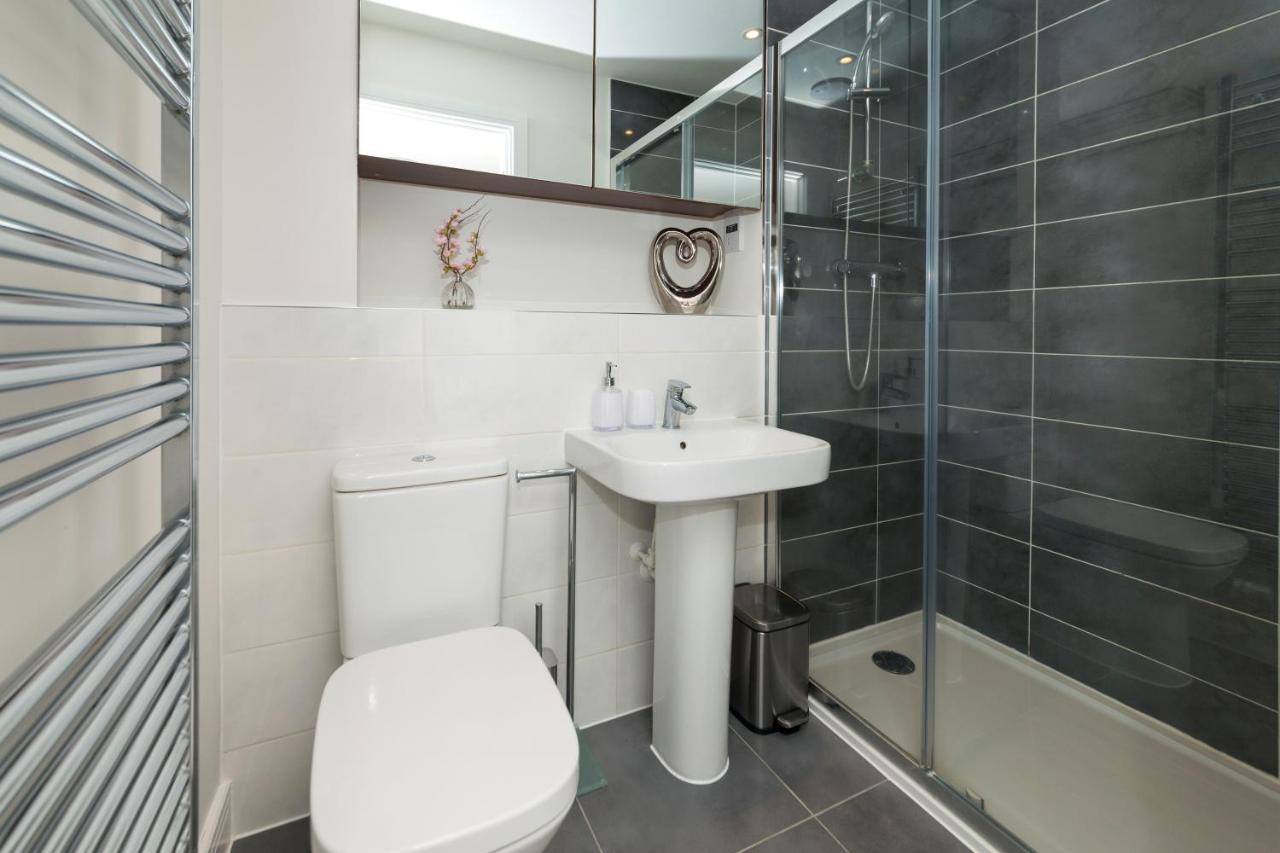 Greenfield's Oxlade - Modern 3 Bed House, Langley, *